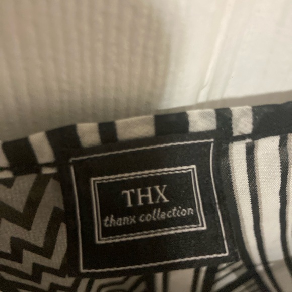 Abstract blouse with bottom tie - Picture 3 of 3